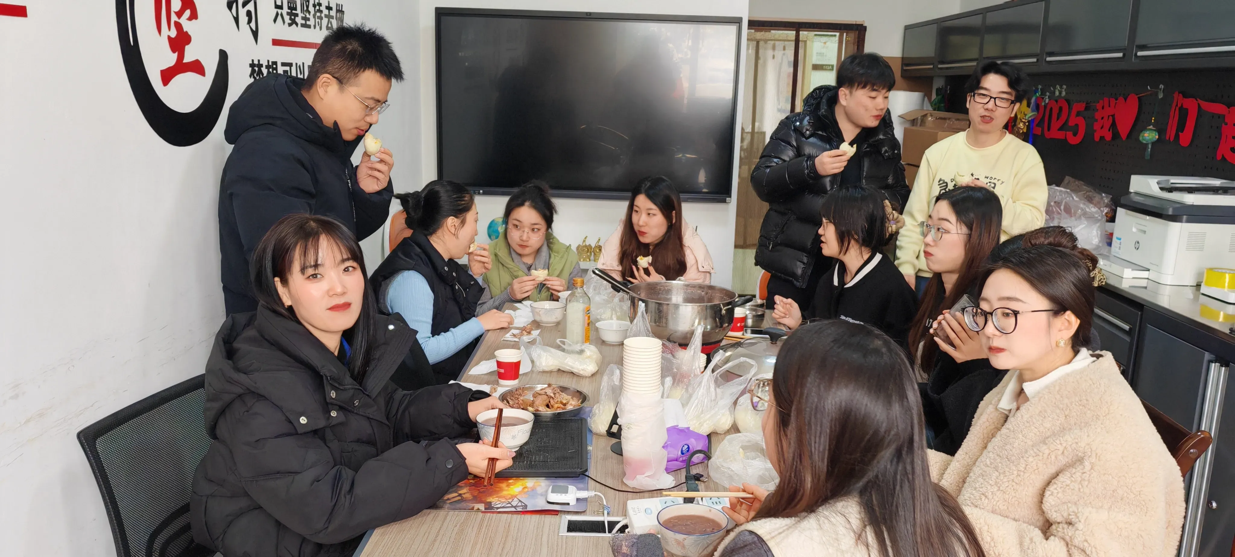 Haozhifeng에서 열리는 라바 축제 축하 행사